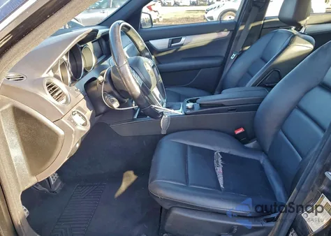 2012 Mercedes-Benz C 250 z USA, uszkodzony, nr VIN WDDGF4HB8CR213522